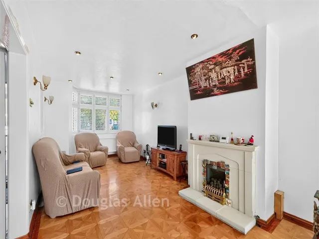 Richmond Crescent, Chingford, E4, photo 3