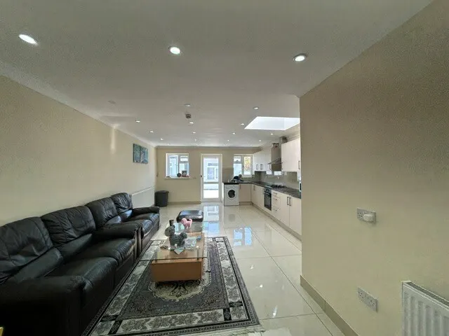 Bainbridge Road, Romford, RM9 5UU, photo 1