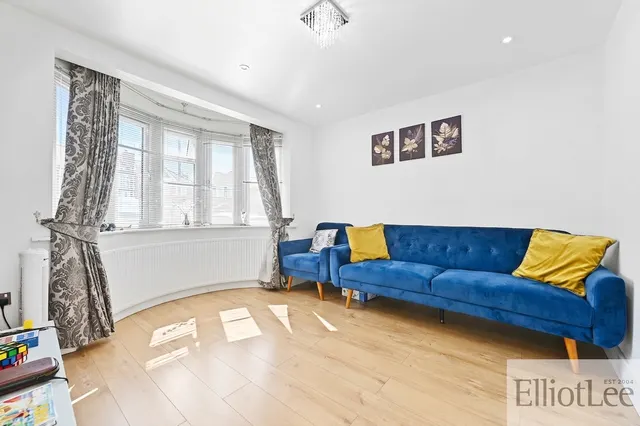 Photo 3 — Warden Avenue, Harrow, HA2