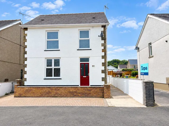 Cefn Road, Ammanford, SA18, photo 1