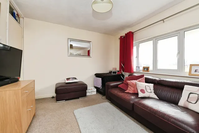 Photo 3 — Orlando Drive, Basildon, Essex, SS13