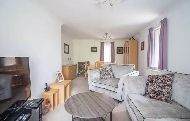 Photo 3 — 348 London Road, Waterlooville, PO7 7SR
