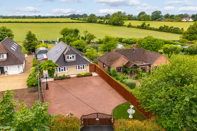 3 bedroom house, Chalkshire Road, Butlers Cross, HP17