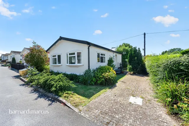 Hillcrest, Tadworth, photo 1