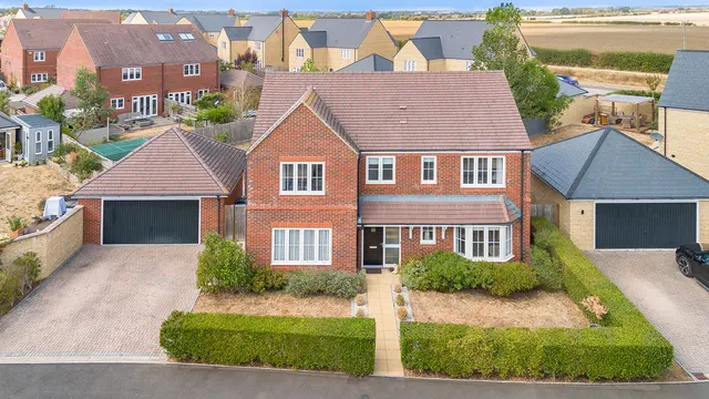Wheatsheaf Crescent, Bampton, photo 1