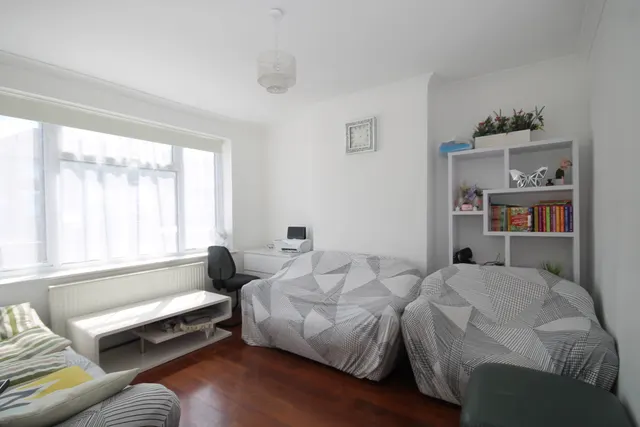 Middleton Avenue, Greenford, UB6, photo 2