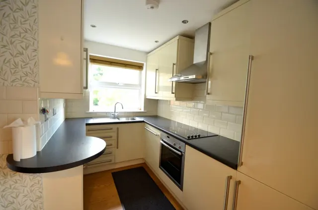 Feltham Hill Road, Ashford, photo 3