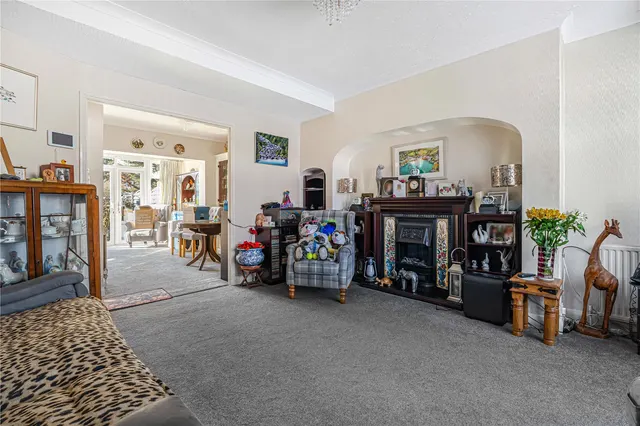 Wills Crescent, Whitton, TW3, photo 2