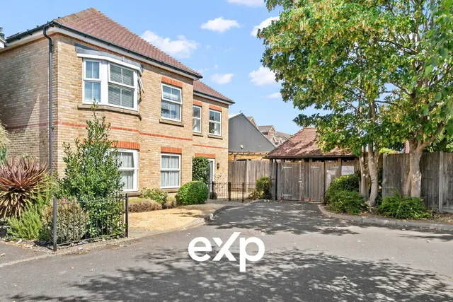 Latchmere Place, Ashford, TW15, photo 1
