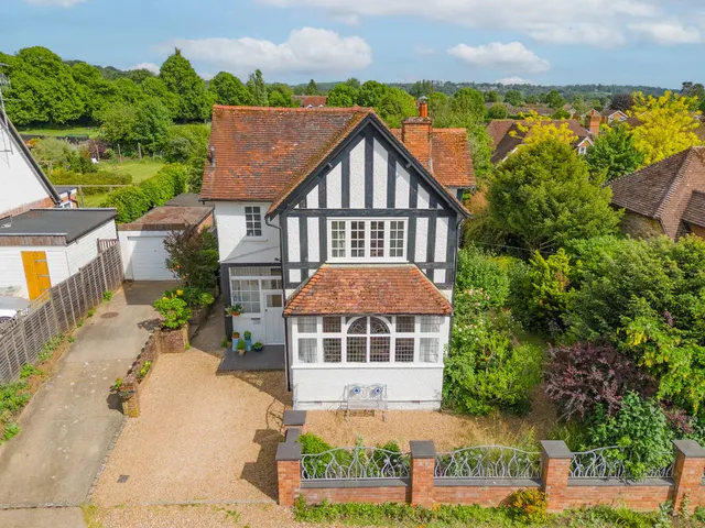 Abbey Road, Bourne End SL8 5NZ, photo 1