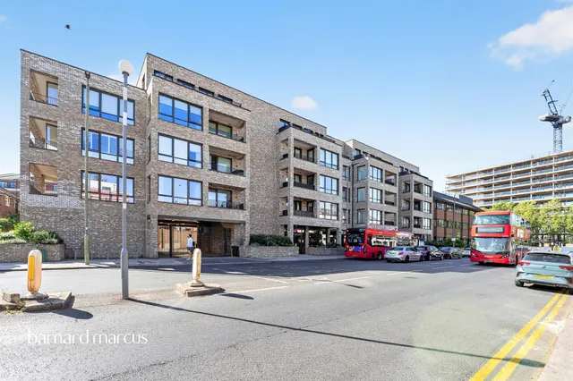 Oakleigh Road North, London, photo 1