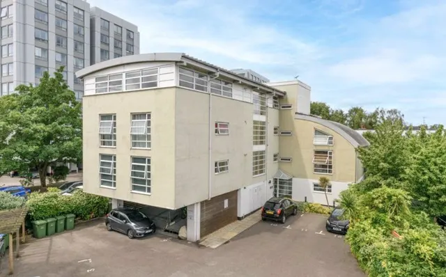 Bridge Road, Walton-On-Thames, KT12, photo 1