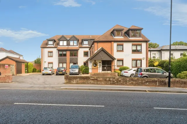 Bitterne Road East, Southampton, photo 1