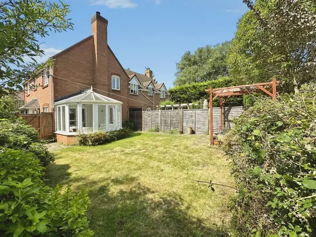 Knight Close, Crookham Village, GU51, photo 2