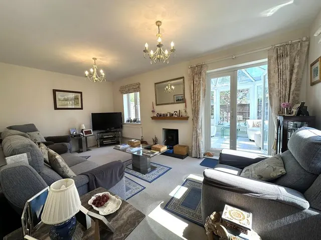 Knight Close, Crookham Village, GU51, photo 3