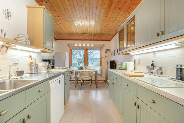 Whitefields Drive, Richmond, photo 3