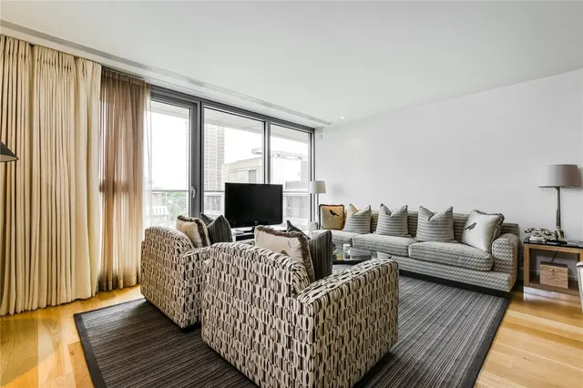 The Knightsbridge, Knightsbridge, photo 2