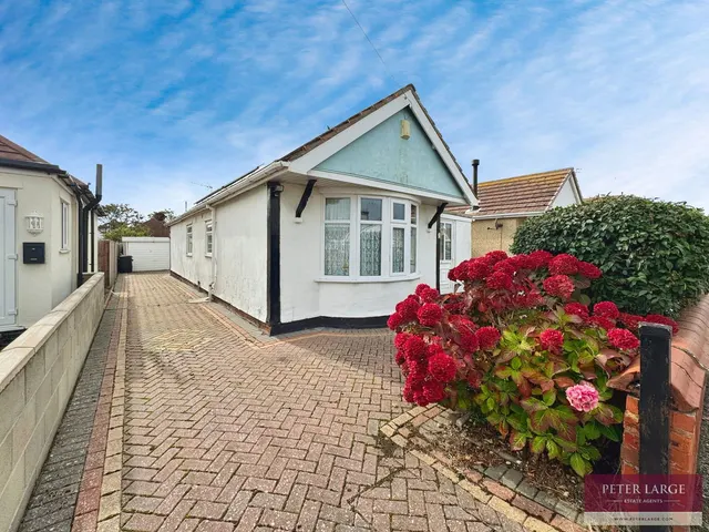 Knowles Avenue, Rhyl, Denbighshire, LL18 3TU, photo 1