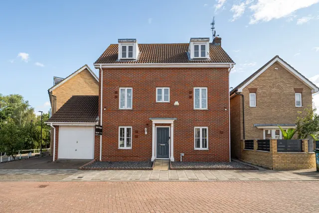 Newacres Road, SE28, photo 1