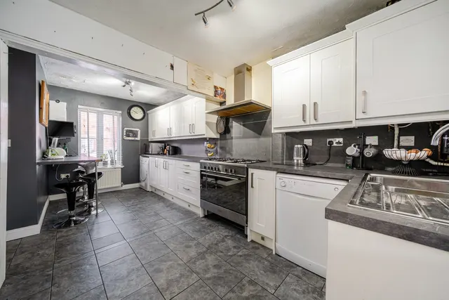Photo 3 — Newacres Road, SE28