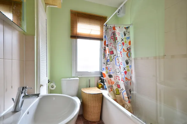 Mitcham, CR4, photo 3