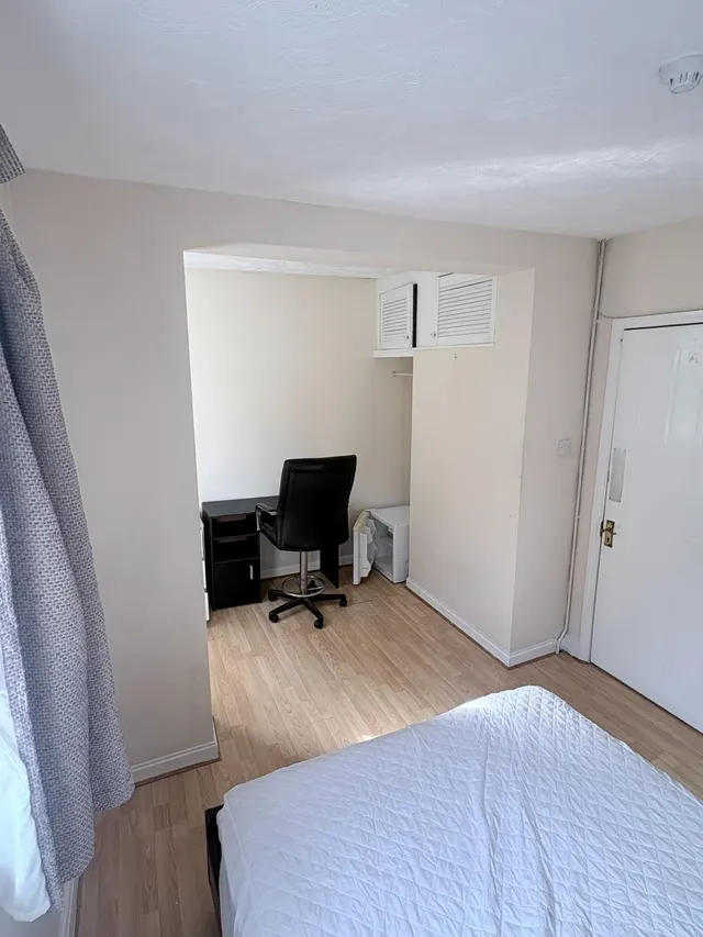 Farnborough Road, Farnborough, GU14, photo 3