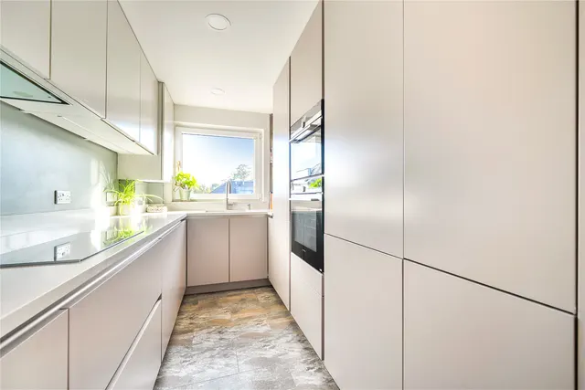 Avenue Elmers, Surbiton, KT6, photo 2