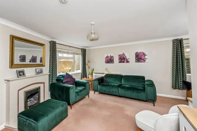 Oaks Close, Horsham, RH12, photo 2