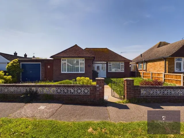 Deanhill Avenue, Clacton-On-Sea CO15 5BA, photo 1