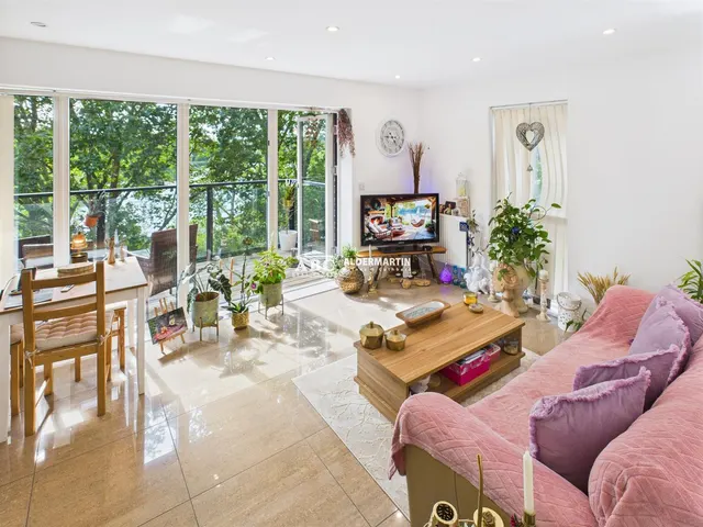 Shearwater Drive, London, photo 1