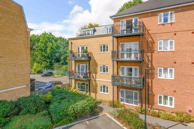Alderson Grove Hersham, Walton-On-Thames KT12 5EG, photo 1