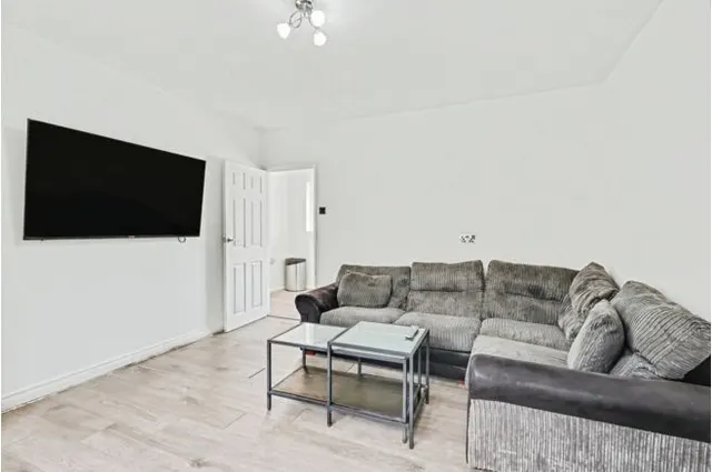 Pembroke Crescent, Northampton, photo 1