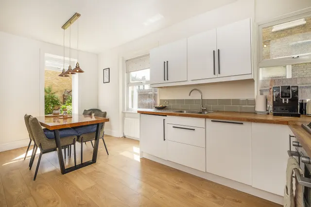 Garratt Lane, London, SW18, photo 1