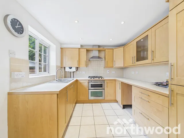 Sweetbay Crescent, Godinton Park, TN23, photo 2