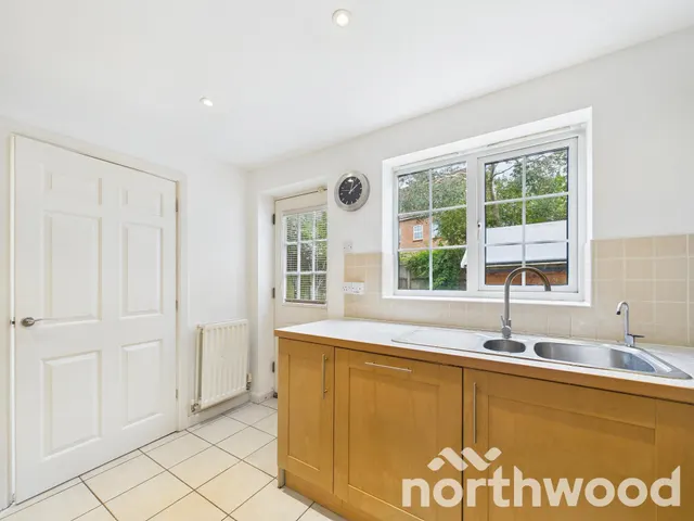 Sweetbay Crescent, Godinton Park, TN23, photo 3