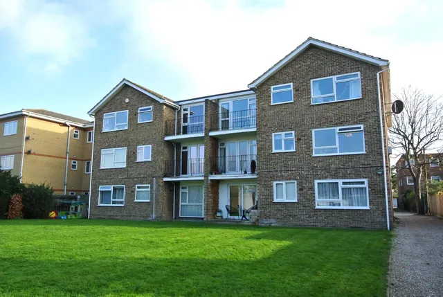 Stanwell Road, Ashford, Surrey, TW15 3QQ, photo 1