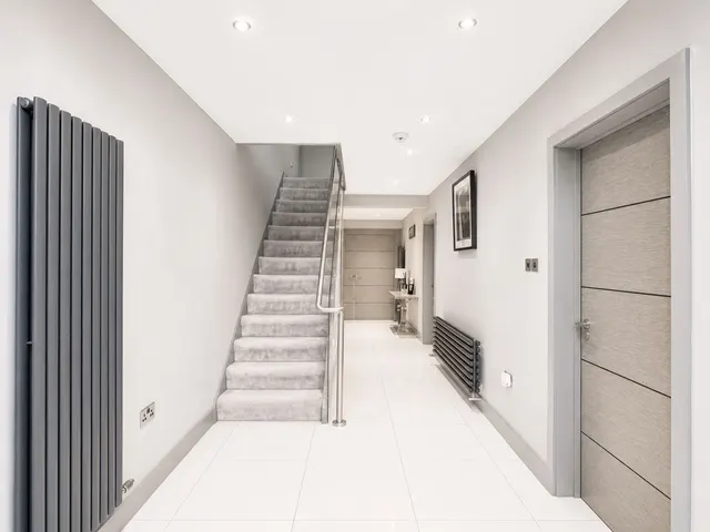 Crabtree Avenue, Hale Barns, WA15, photo 3
