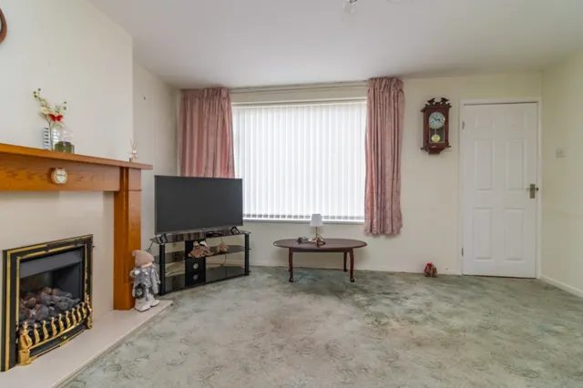 Photo 2 — Waveney Rise, Oadby, Leicester, Leicester, LE2 4GG