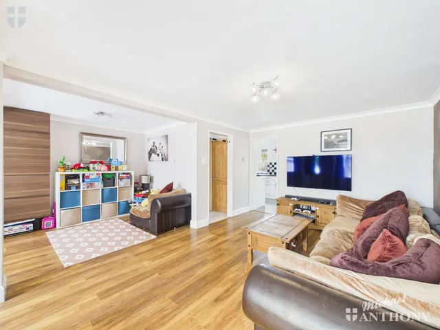 Photo 2 — Diane Walk, Aylesbury, HP21 9YJ
