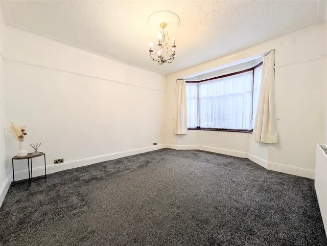 Woodlands Avenue, Romford, RM6, photo 2