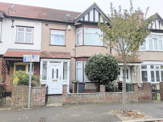 Woodlands Avenue, Romford, RM6, photo 1