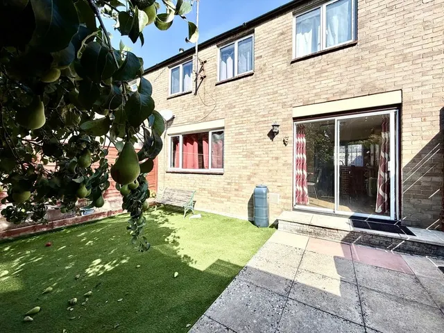 Fitzmaurice Square, Calne, photo 1