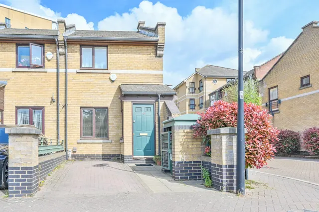 London, E16, photo 1