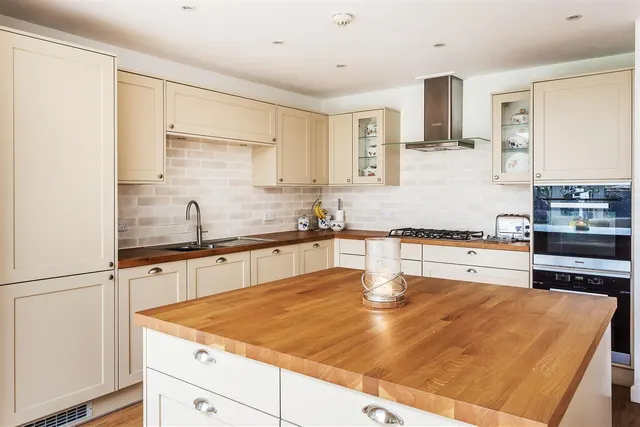 West Farm Avenue, Ashtead, KT21, photo 3