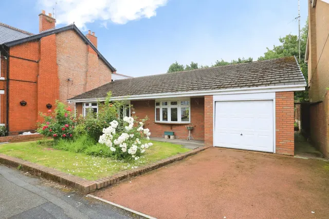 Elm Avenue, Bilston, WV14, photo 1