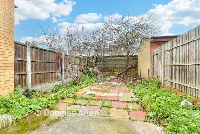 Halley Road, London, E12, photo 2