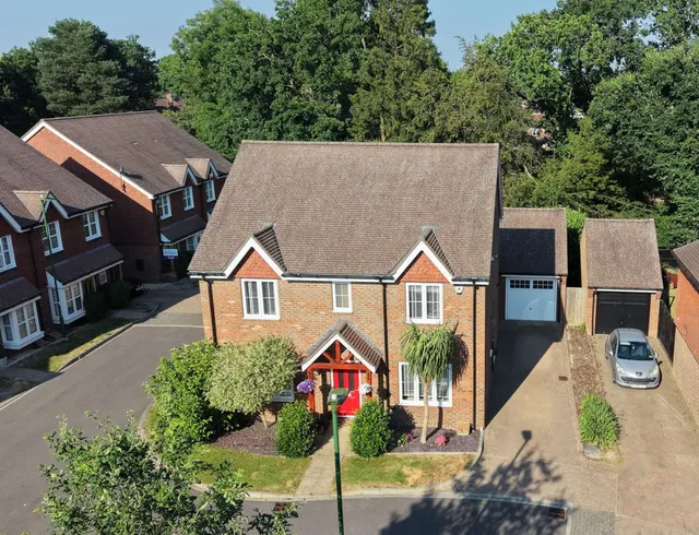 Landau Close, Pease Pottage, photo 1