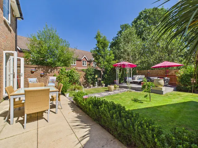 Photo 2 — Landau Close, Pease Pottage