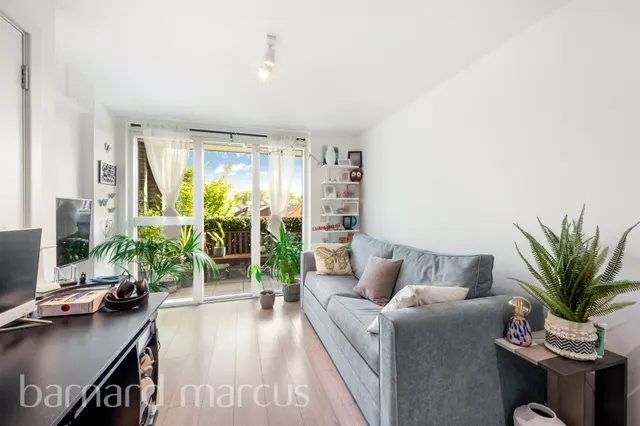 Roehampton Lane, London, photo 1