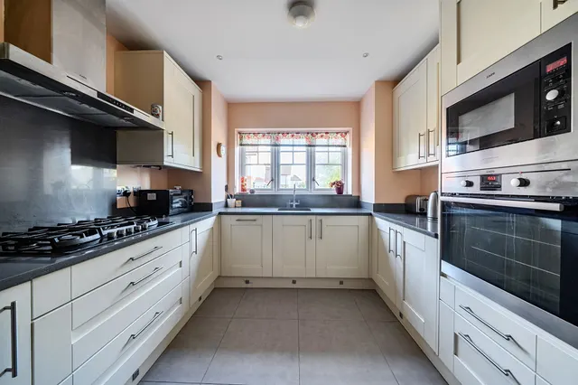St. Francis Road, Maidenhead, SL6, photo 2